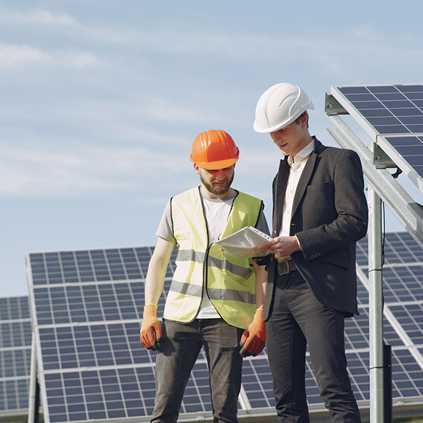 Equipo técnico desarrollando soluciones energéticas